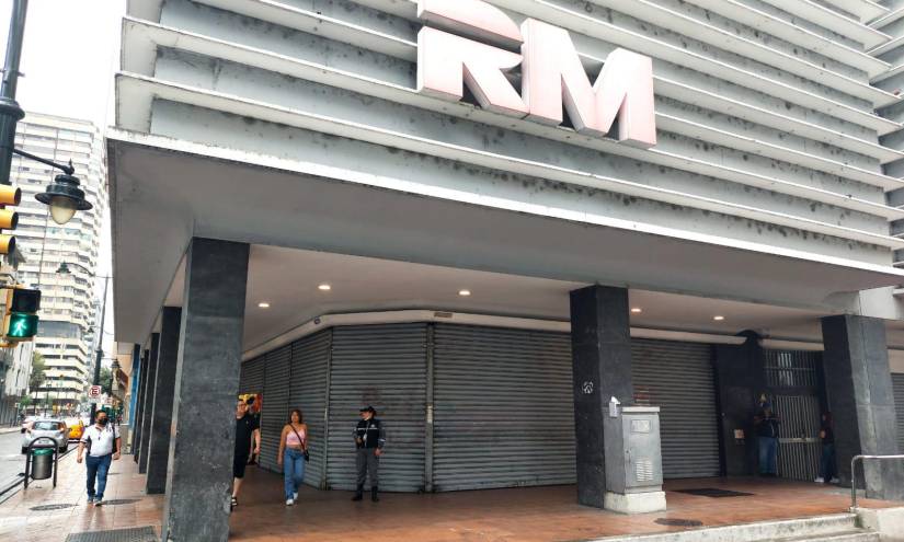 Imagen del martes 14 de junio. Decenas de locales en el centro de Guayaquil cerraron sus puertas ante el anuncio de supuestos saqueos.