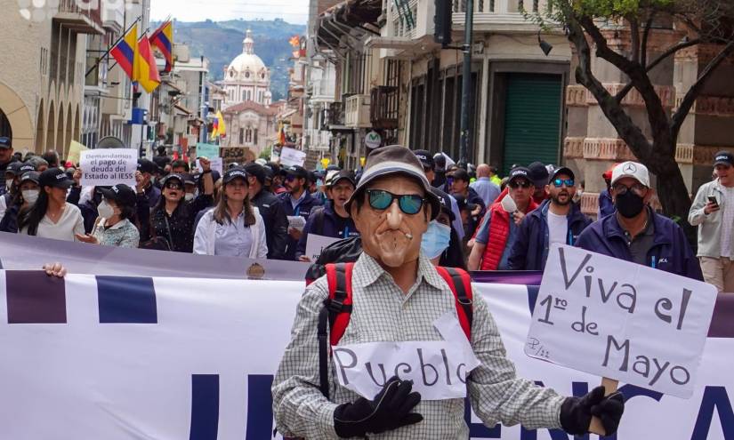 Manifestantes recorrieron el centro de Cuenca pidieron por mejoras en la prestación del Seguro Social, entre otras cosas.