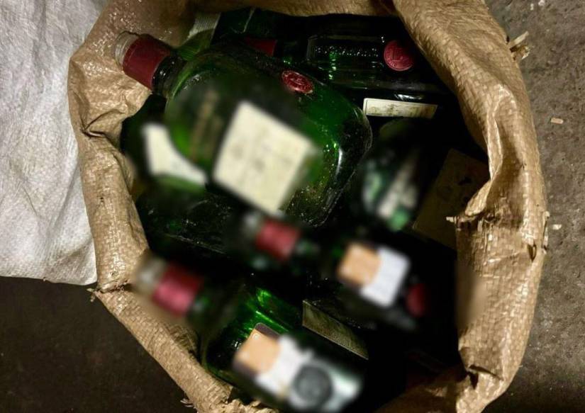 Botellas de licor incautadas.