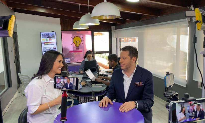 Tras cámaras de la entrevista a Alejandra Proaño en Ecuavisa.com