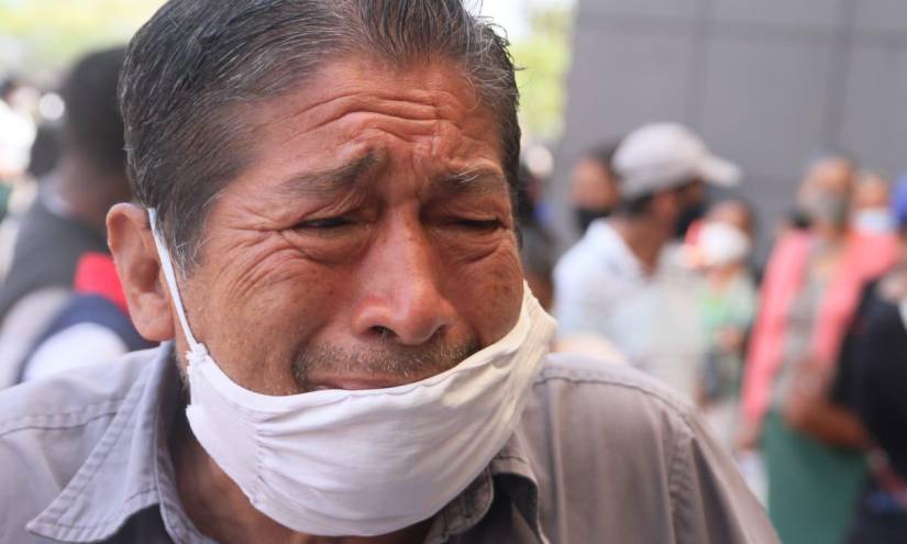 Familiares entre lágrimas esperan conocer el estado de sus seres queridos en las afueras del Coliseo al norte de Guayaquil.