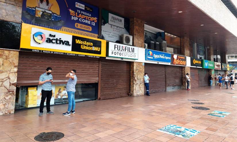 Locales en la Av. 9 de Octubre con atención irregular al público.