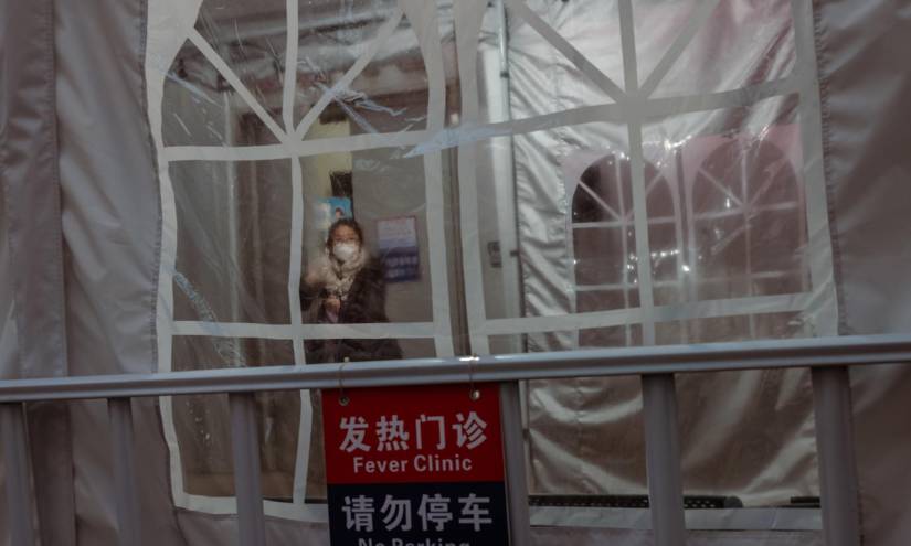 Una mujer sale de la clínica de fiebre, en Shanghái, China, este martes.