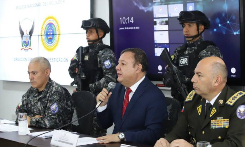 Juan Zapata (c(, ministro del Interior, en rueda de prensa con altos mandos de la Policía.
