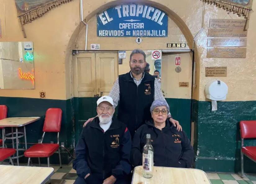 La familia Idrovo Borja al interior del local Hervidos El Tropical.