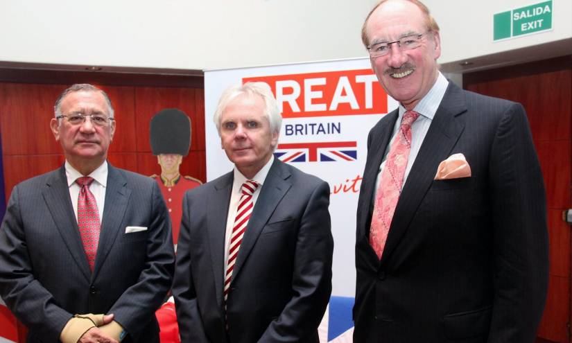 Imagen de Colin Armstrong como cónsul honorario de Guayaquil, con el entonces embajador de Reino Unido en Ecuador, Patrick Mullen.