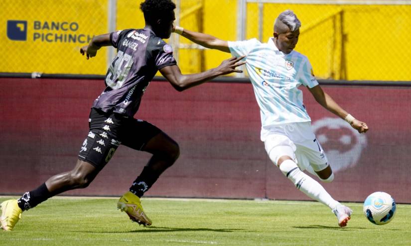 Aron Rodríguez intenta lanzar un centro ante la marca de un defensor del Técncio Universitario