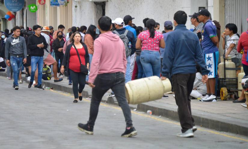 Largas filas en Cuenca en busca de gas de uso doméstico.