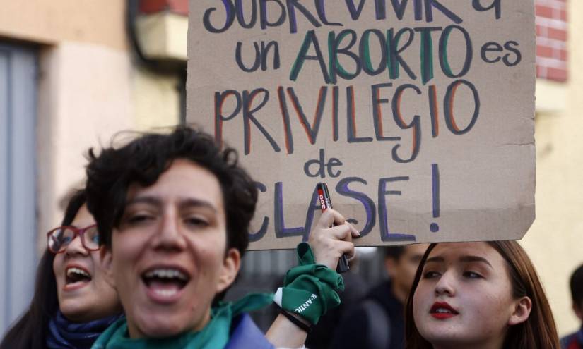 Despenalizar aborto por violación se exigió en exteriores de la Asamblea