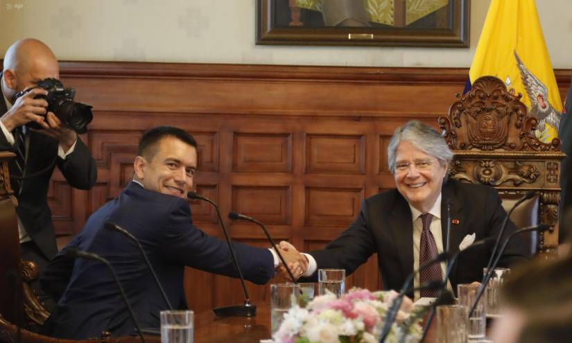 Daniel Noboa estrechando la mano de Guillermo Lasso en el Palacio de Carondelet, el 17 de octubre del 2023.