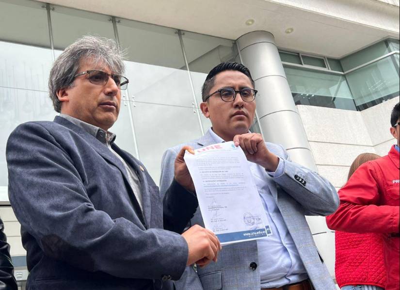 Andrés Quishpe (derecha) presenta la demanda de inconstitucionalidad ingresada en la Corte Constitucional.