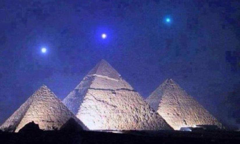 La imagen falsa de las Pirámides y la alineación de planetas