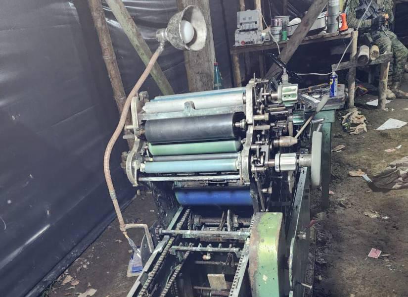 Una máquina industrial para la falsificación de dinero.