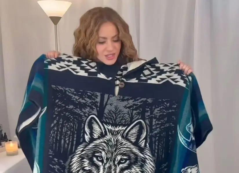 Poncho ecuatoriano que le regalaron a Shakira.