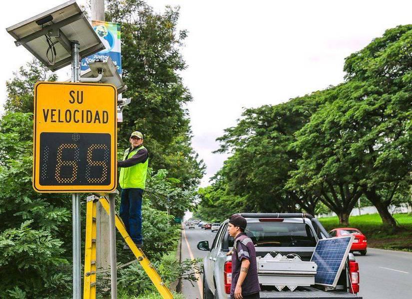 Imagen de un fotorradar en Guayaquil.