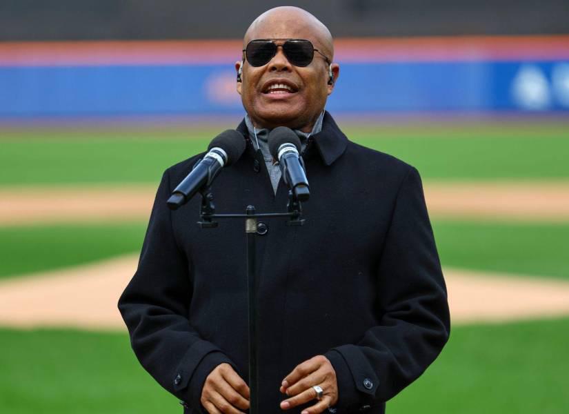 Rubby Pérez en un concierto en un estadio de béisebol.