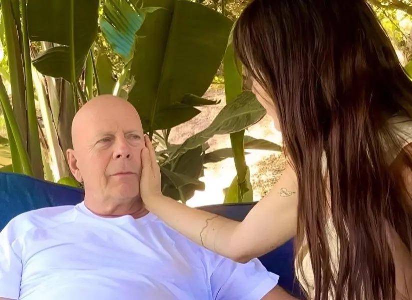 En agosto de 2024, Emma reveló que Bruce ya no vivía con ella ni sus hijas.