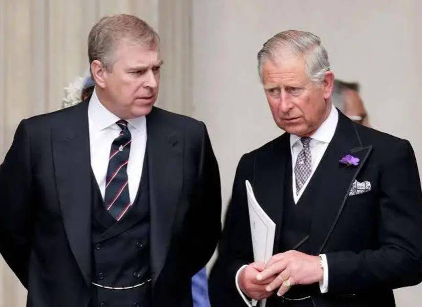 El príncipe Andrés (d) y el rey Carlos (i).