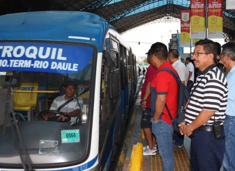Descontento y debate: aumento diferenciado de pasajes en la Metrovía de Guayaquil