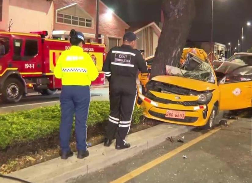 Fotografía del siniestro de tránsito que dejó a un taxista atrapado en Guayaquil.