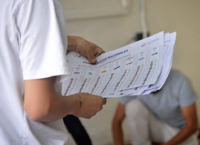 A las 17:00 se cerraron las elecciones en Ecuador y se empezó a contar los votos.