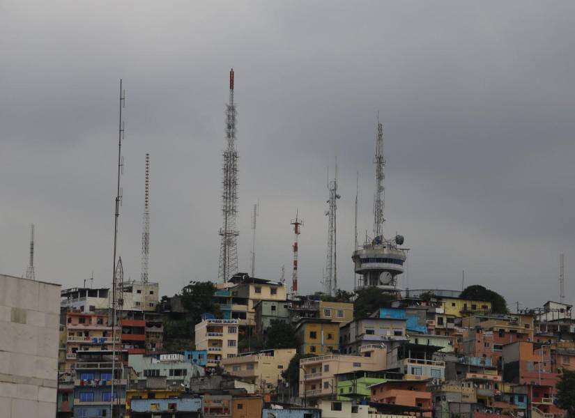 Imagen de antenas en el Cerro del Carmen en Guayaquil.