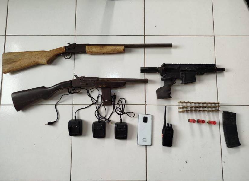 Armas incautadas a los sospechosos.