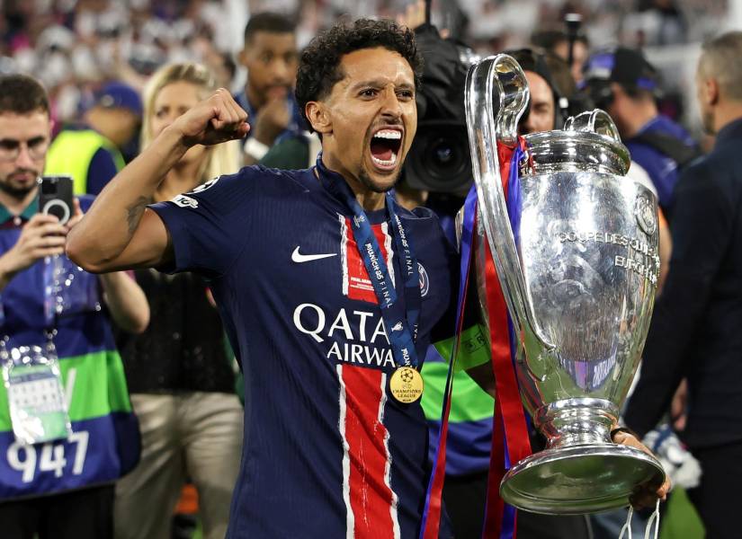 Marquinhos celebra, tras quedar campeón de la Champions League