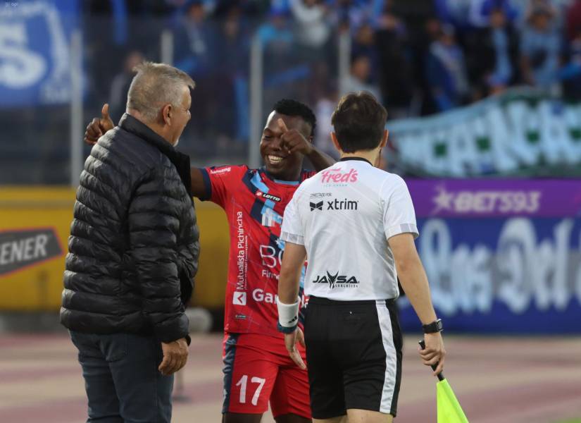 Maicon Solís celebra su gol con Ever Hugo Almeida