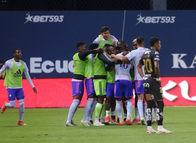 Jugadores de Emelec celebran el gol de Aníbal Chalá