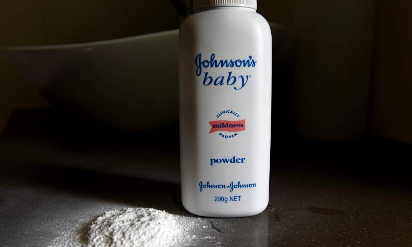 Johnson &amp; Johnson suspenderá la venta de su talco para bebé en todo el mundo en 2023