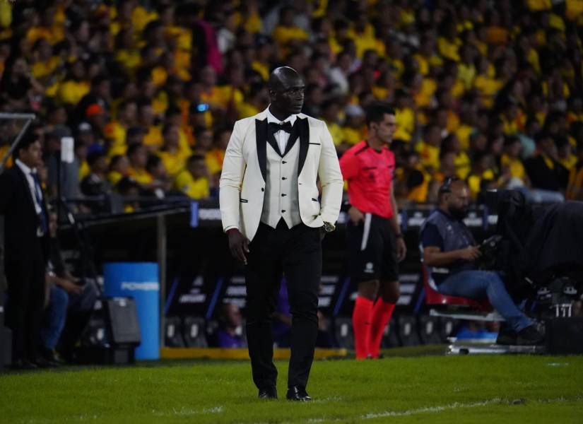Segundo Alejandro Castillo celebró con los jugadores la victoria ante Corinthians en la Copa Libertadores.