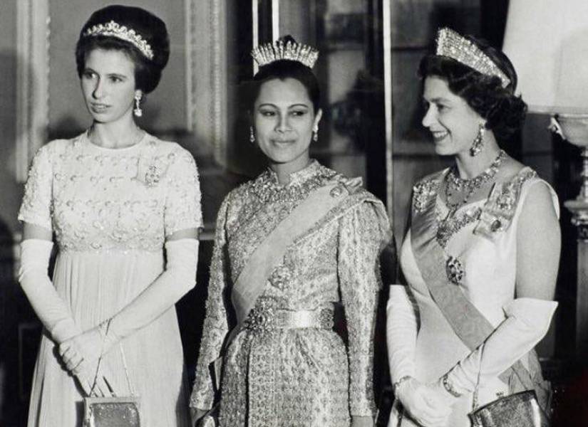 Sirikit en el centro junto a la reina Isabell II.