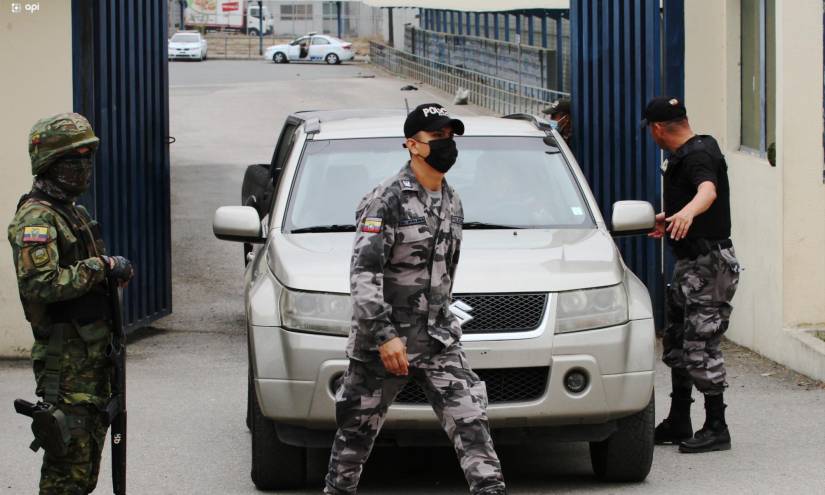 En los exteriores del recinto penitenciario de Guayaquil, miembros de las Fuerzas Armadas y la Policía realizan recorridos de control a pie.