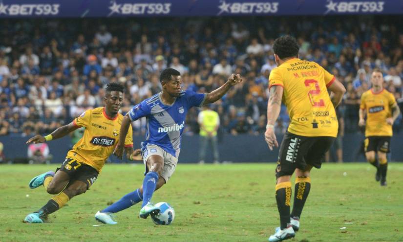 Romario Caicedo ante la marca de los jugadores de Barcelona SC