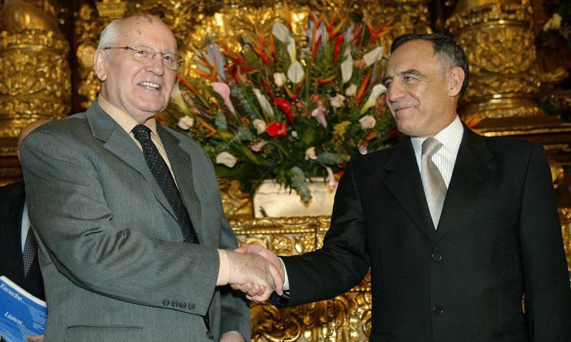 Mijail Gorbachov, que en 1990 fue declarado Premio Nobel de la Paz, visitó Quito el 6 de mayo de 2004 y fue recibido por el entonces alcalde Paco Moncayo.