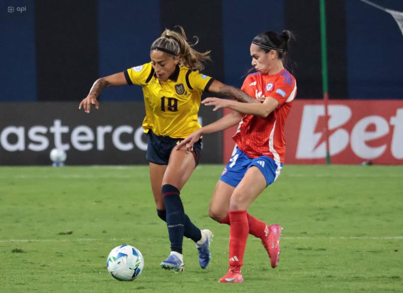 La defensa de la selección femenina de Ecuador, Kerlly Real, disputa el balón en su partido contra Chile por la Copa América