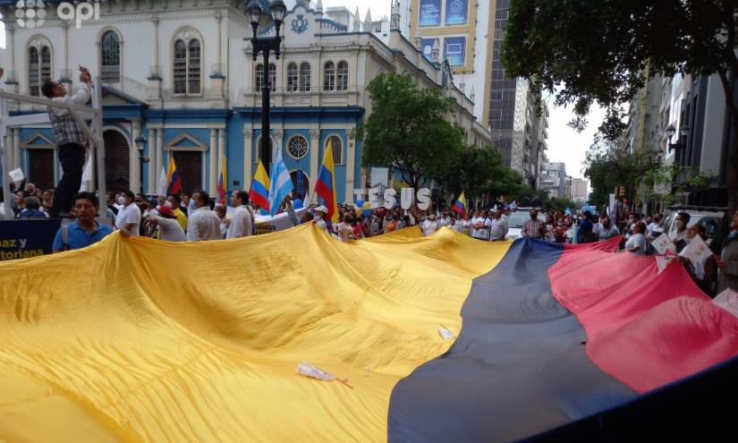 Bandera de Ecuador desplegada en las calles de Guayaquil.