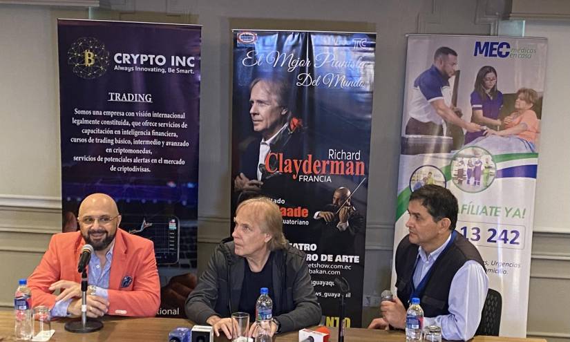 Rueda de prensa en Guayaquil el miércoles 11 de mayo. Richard Clayderman junto al violinista Jorge Saade.