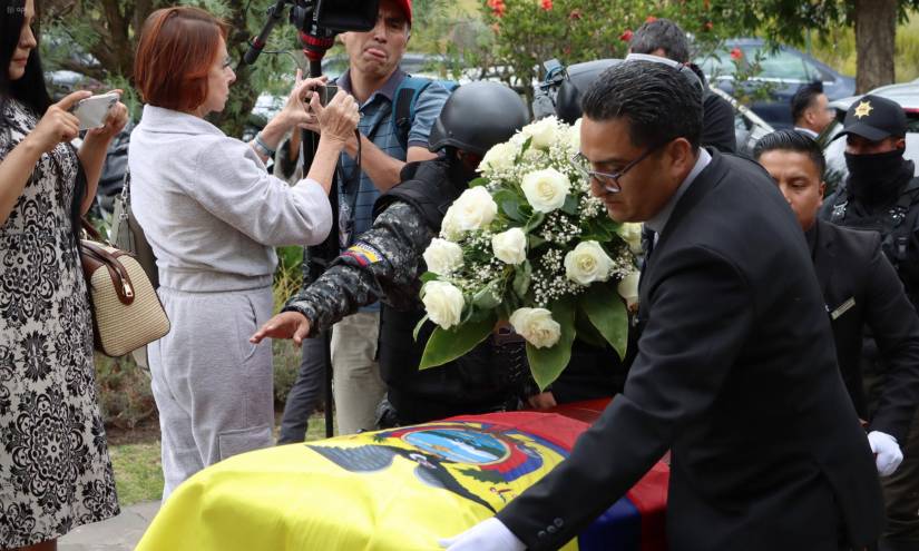 Féretro ingresando a Cementerio.
