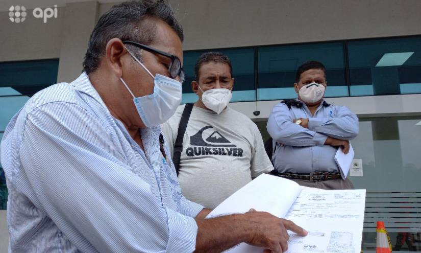 Cliente muestra una planilla de consumo de luz.