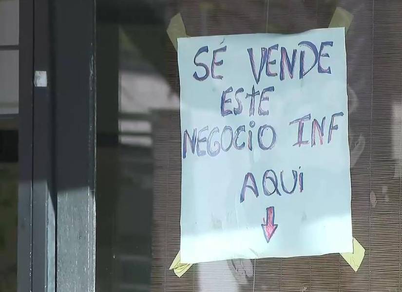 Imagen de un cartel que indica la venta de un local, en el sector de La Mariscal, en Quito.