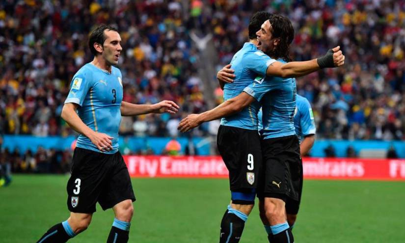 Suárez devuelve a Uruguay a zona de clasificación y hunde a Paraguay
