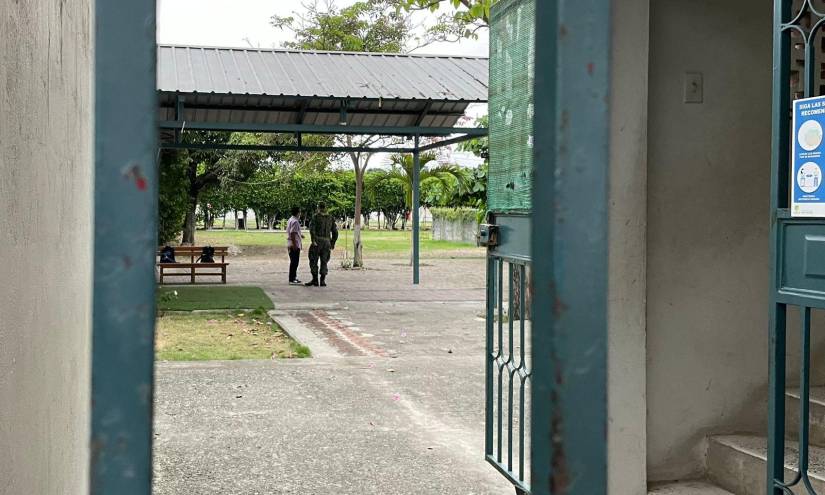 Militares y coordinadores del CNE mantenían cerradas las puertas de los colegios Durán, Isla Santay e Iván Gallegos.