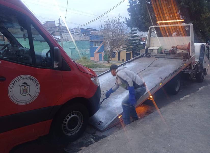 Delincuentes robaron la memoria de una ambulancia de Bomberos Quito.