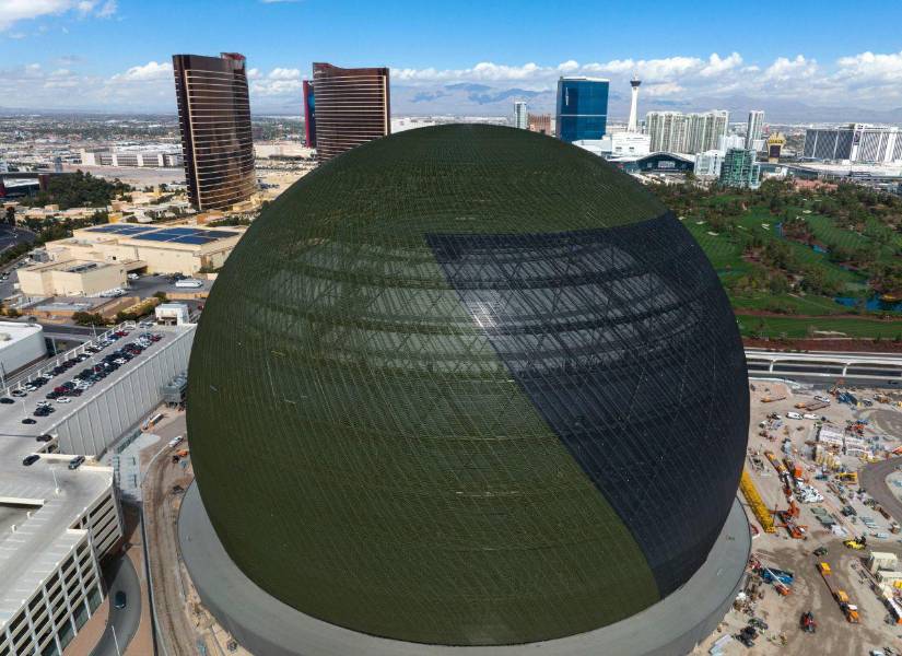 La estructura usualmente no tiene ninguna proyección en las mañanas, pero aún es reconocida a lo largo de la ciudad por su forma y magnitud.