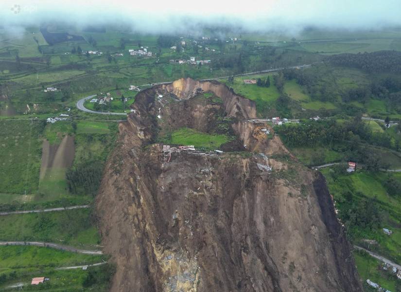Una imagen panorámica muestra la magnitud del deslave en Alausí, que sepultó 167 casas a lo largo de cinco barrios.
