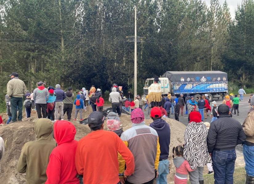 Los manifestantes colocaron tierra sobre la vía Quito - Latacunga.
