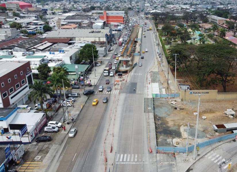 El paso elevado de la Av. Juan Tanca Marengo tenía un avance del 46% en enero de este 2023, según el Municipio de Guayaquil.