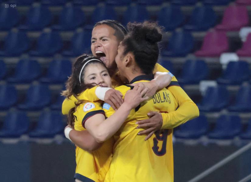 Jugadoras de Ecuador celebran el gol de Emily Arias a Uruguay por la Copa América Femenina